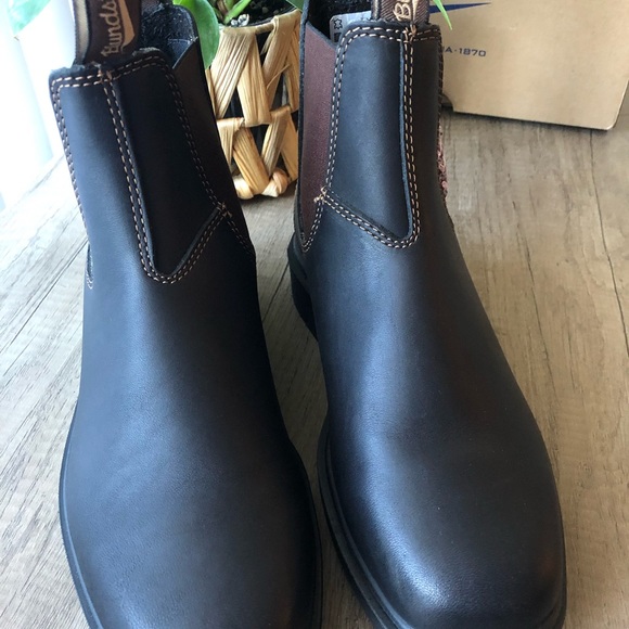 Hand-Embroidered Blundstone Boots - Picture 9 of 10